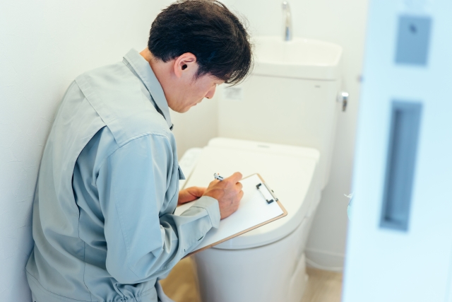 トイレを点検する作業員