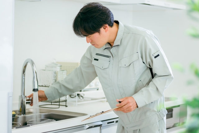 水道のチェックをする作業員
