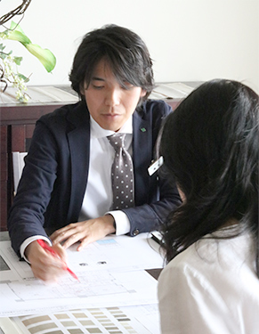 説明をする不動産会社の社員