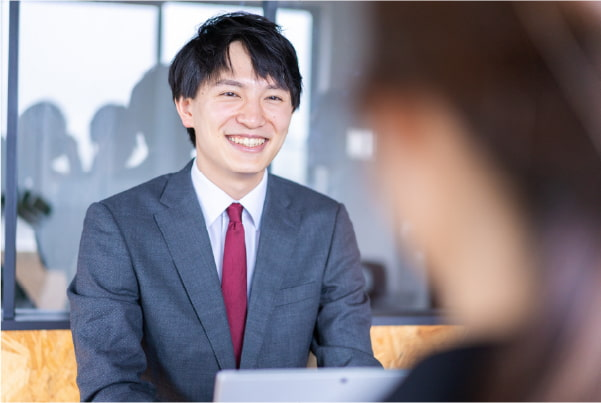 お客様に笑顔で対応するスタッフ