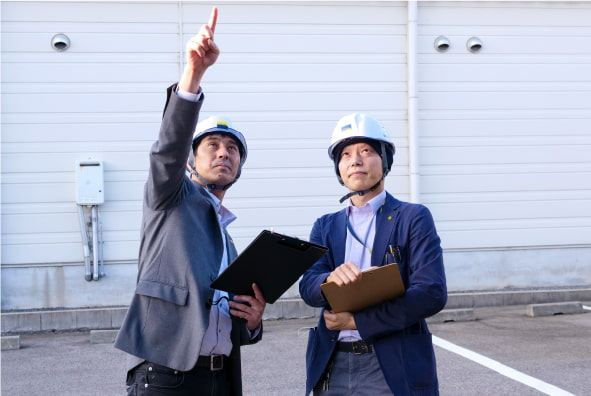 点検を行う作業スタッフ2名