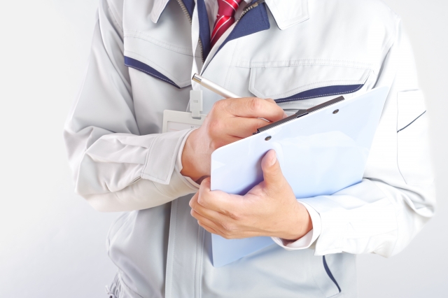 書類を持っている作業員