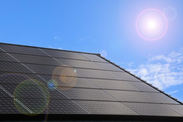 太陽光パネルのついた屋根