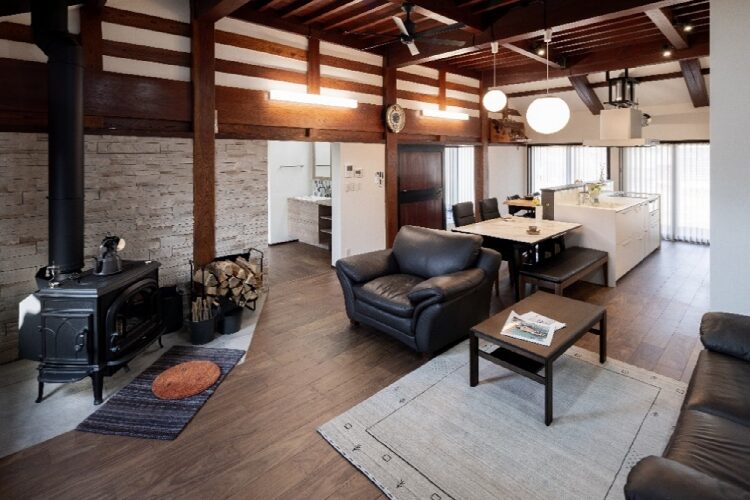 再生された古民家のリビング