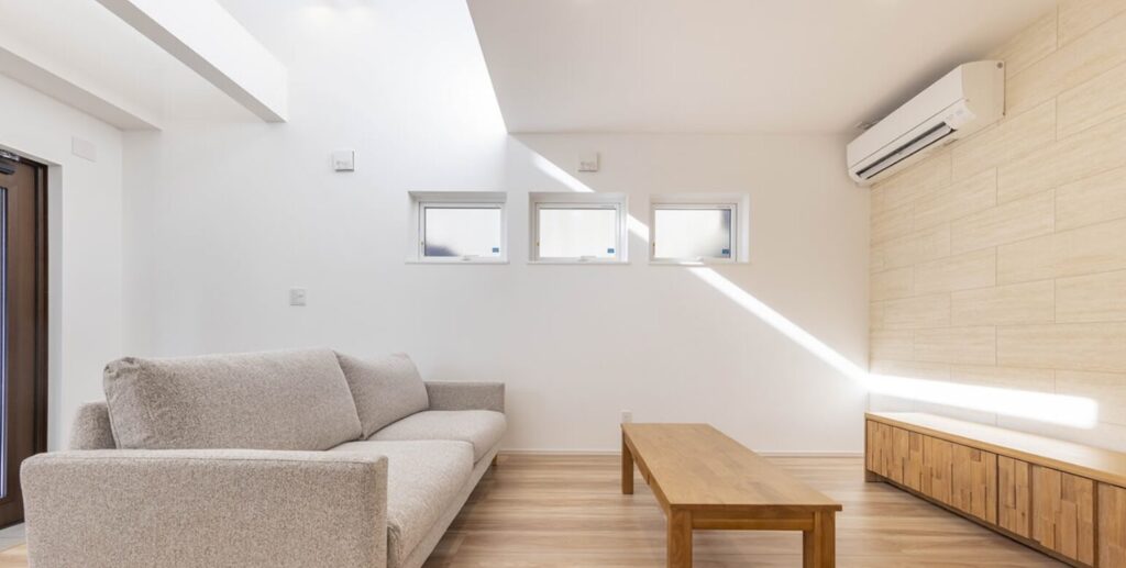 吹き抜けのある開放的な内装