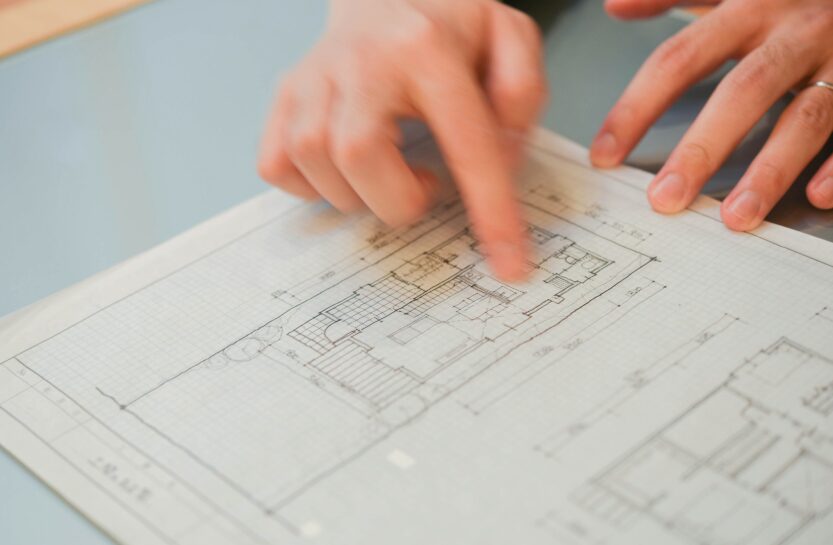 家の設計を考えてる人の手