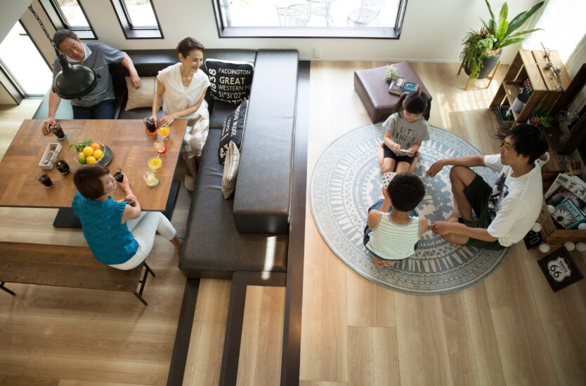 家族がいるリビング