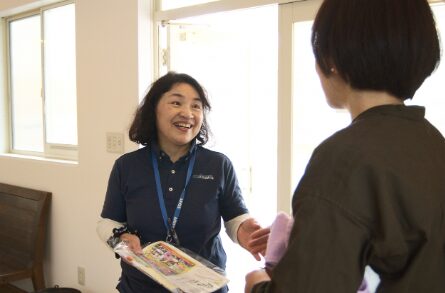 説明をしているスタッフと女性