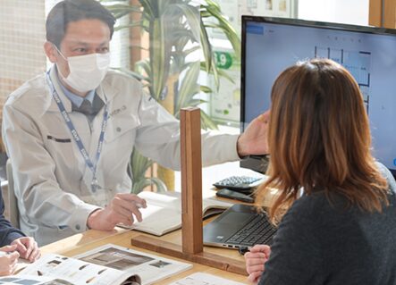 設計の相談をしている業者さんと女性