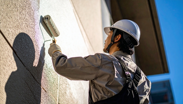 外壁塗装をする作業員