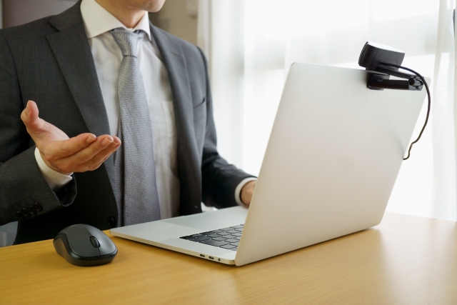 オンラインで話しているビジネスマン